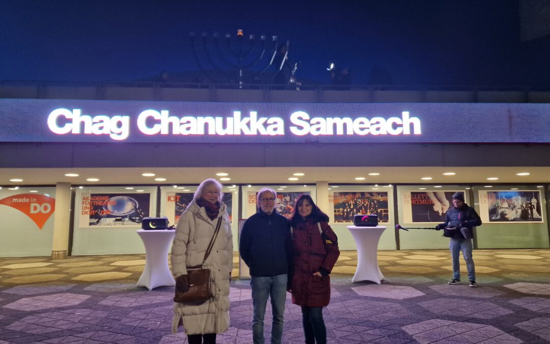 Vereinsmitglieder nehmen an Entzündung der ersten Chanukka-Kerze in Dortmund teil