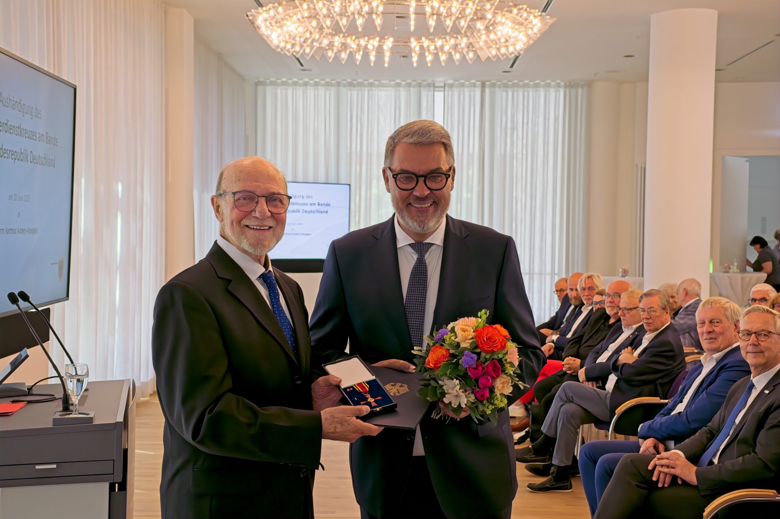 DSCF3334 Der Dortmunder Oberbürgermeister übergibt dem Vorstandsvorsitzenden von BackUp-ComeBack e.V., Hartmut Anders-Hoepgen, das Bundesverdienstkreuz am Bande.